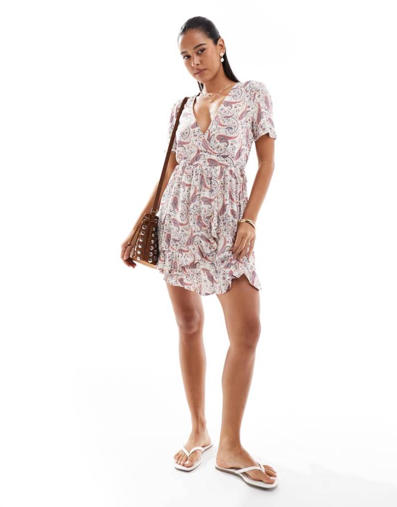 Superdry - Kurzärmeliges Mini-Wickelkleid in Creme mit bedrucktem Boho-Paisley-Muster-Weiß von Superdry