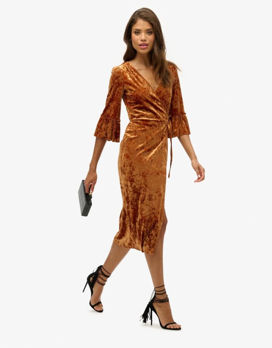 Superdry - Kurzärmliges Midi-Wickelkleid aus Samt in Tabakbraun-Brown von Superdry