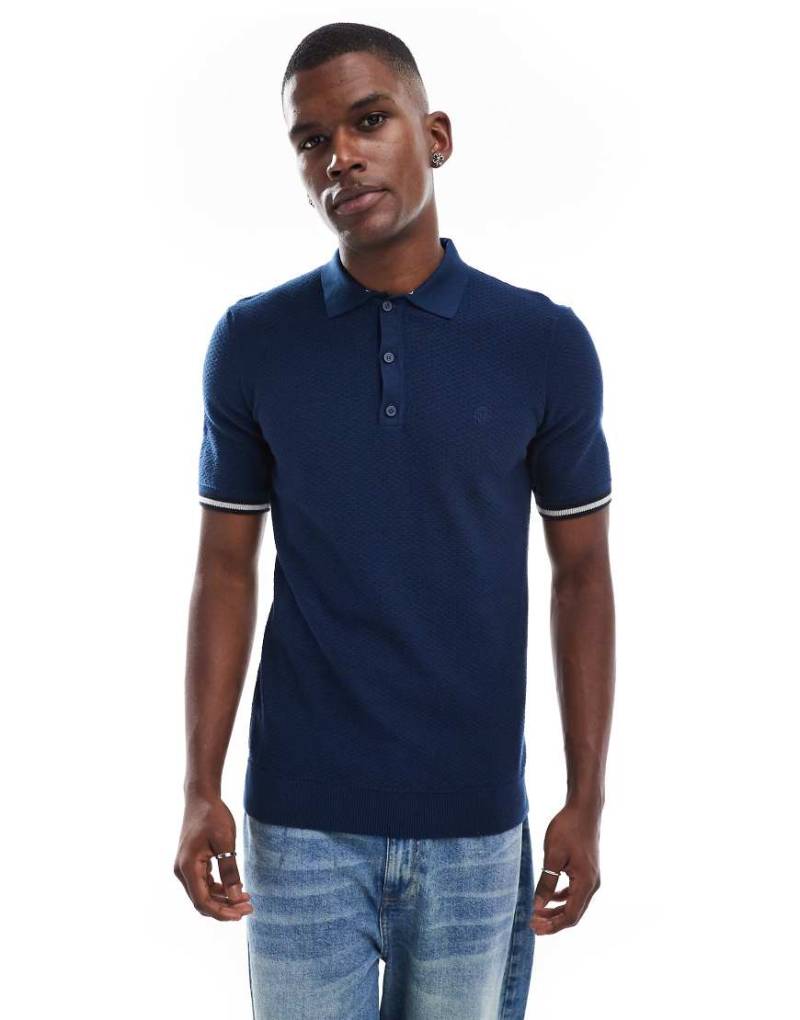 Superdry - Kurzärmliges Polohemd aus Strukturstrick in ausgebleichtem Marineblau Superdry - Kurzärmliges Polohemd aus Strukturstrick in ausgebleichtem Marineblau von Superdry