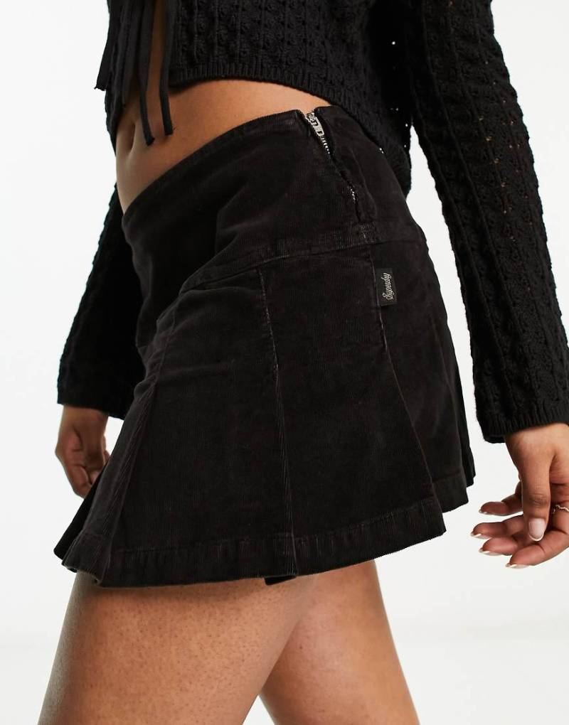 Superdry - Kurzer Vintage-Faltenrock aus Cord in Schwarz von Superdry