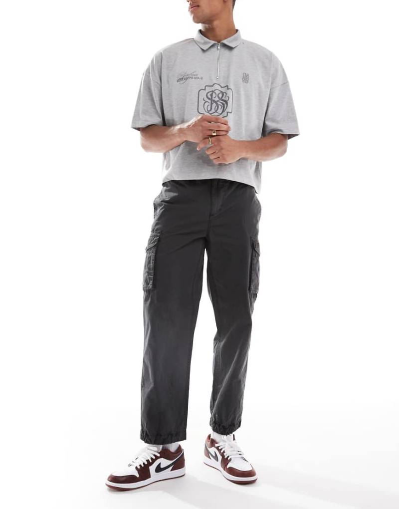 Superdry - Leichte Fallschirmhose im Cargo-Stil in Schiefergrau-Schwarz von Superdry