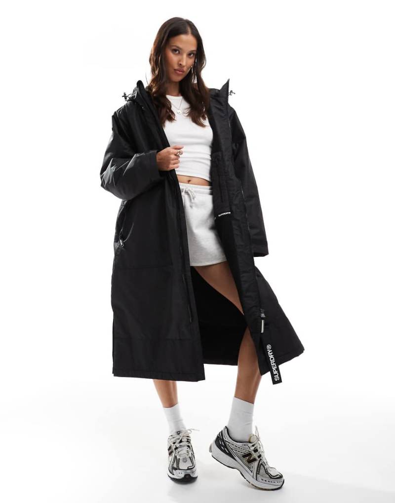 Superdry - Wasserfester Bademantel in Schwarz von Superdry