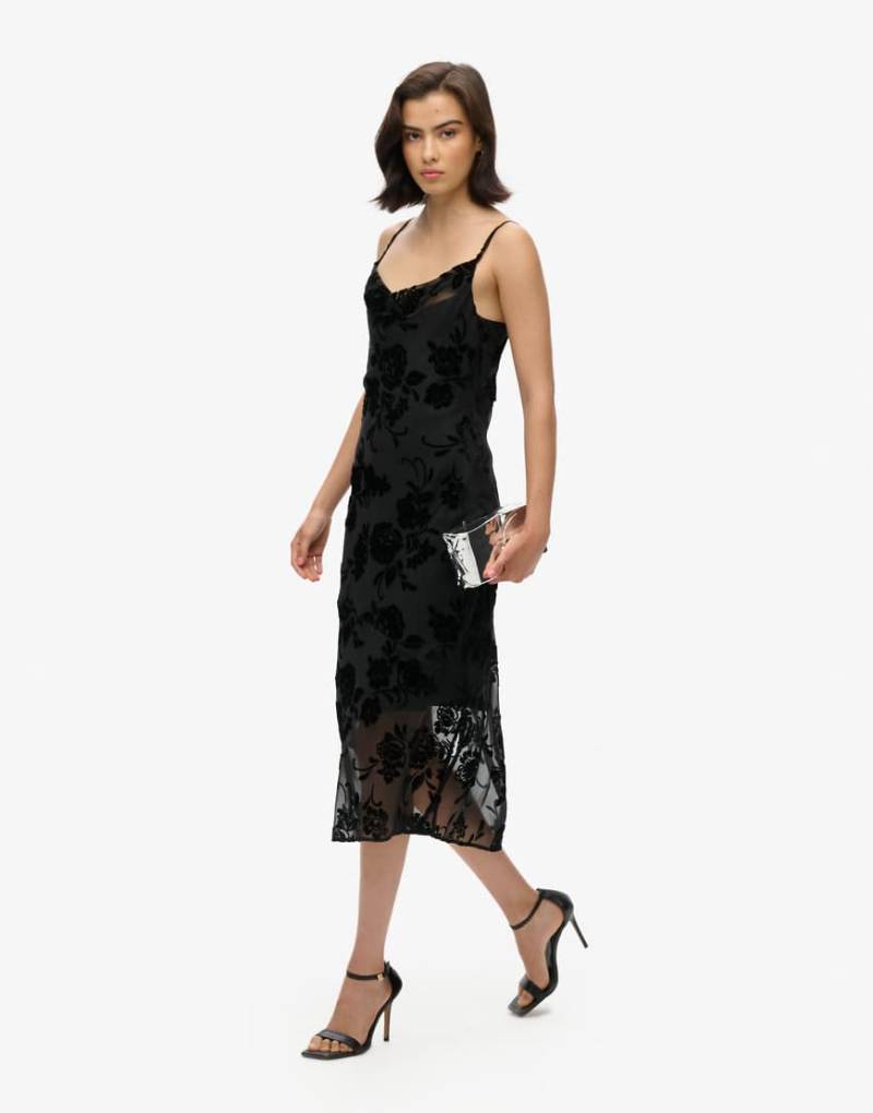 Superdry - Midi-Trägerkleid aus Devore-Samt in Schwarz mit Blumen-Ausbrennermuster und Wasserfallausschnitt von Superdry