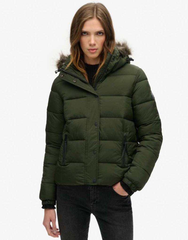 Superdry - Midlayer-Kurzjacke in dunklem Olivgrün mit Kapuze Superdry - Midlayer-Kurzjacke in dunklem Olivgrün mit Kapuze von Superdry