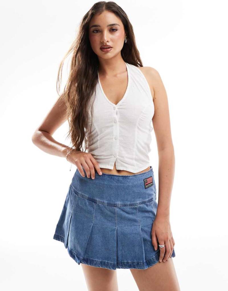 Superdry - Mini-Faltenrock in Vintage-Waschung mit Aufnäher-Blau von Superdry