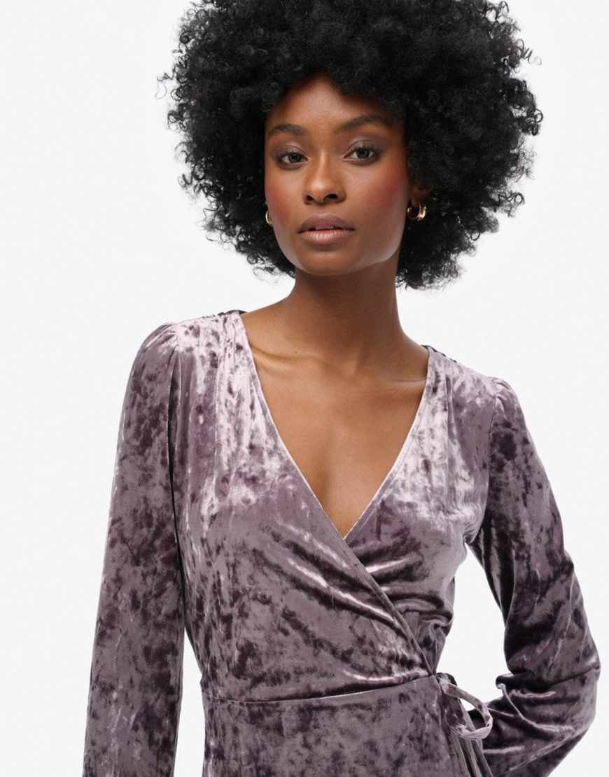 Superdry - Mini-Wickelkleid aus Samt in dunklem Felsengrau von Superdry