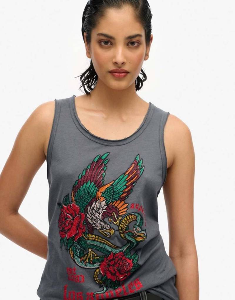 Superdry - Neo - Fein genopptes Tanktop in verwaschenem Schwarz mit klassischem Tattoo-Print und Rundhalsausschnitt von Superdry