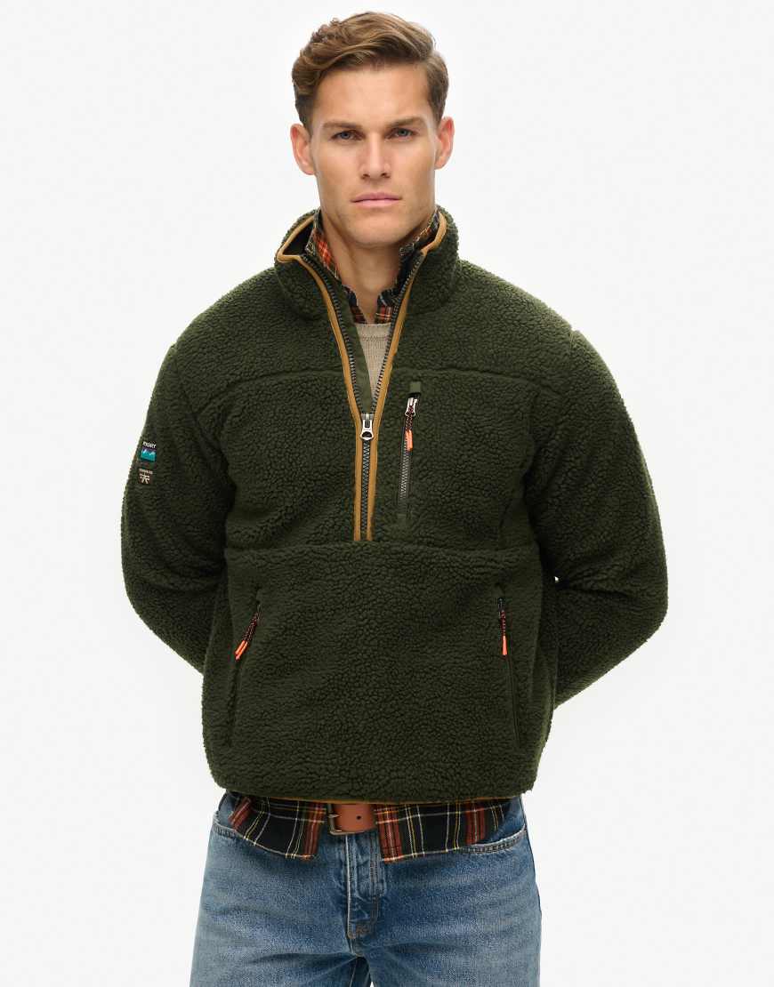 Superdry - Outdoor - Jacke aus Teddyfleece in Surplus Goods-Olivgrün mit halblangem Reißverschluss von Superdry