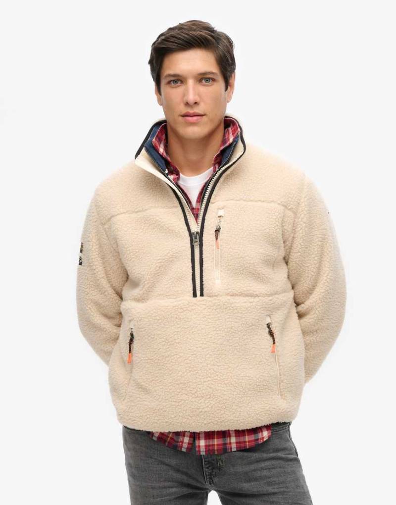 Superdry - Outdoor - Sweatshirt aus Sherpa-Fleece in Haferbeige mit kurzem Reißverschluss-Weiß von Superdry