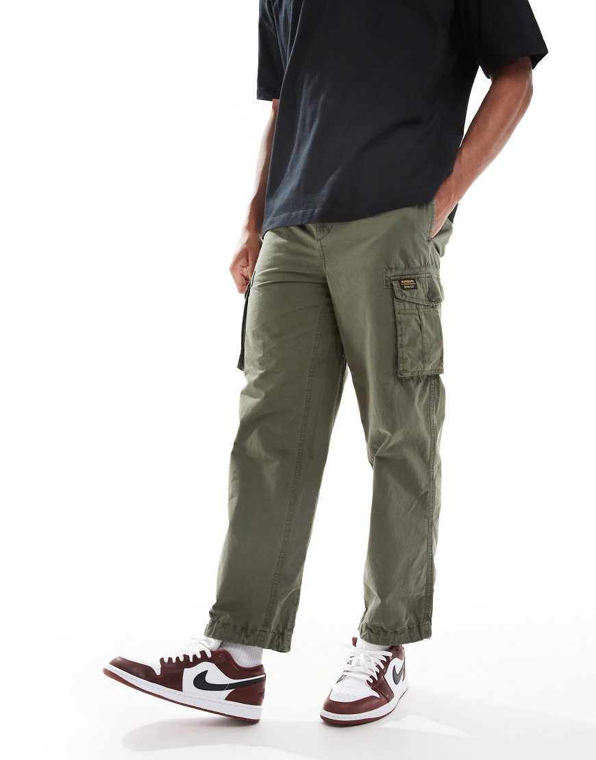 Superdry - Parachute - Leichte Cargo-Shorts in Schnittlauch-Grün Superdry - Parachute - Leichte Cargo-Shorts in Schnittlauch-Grün von Superdry