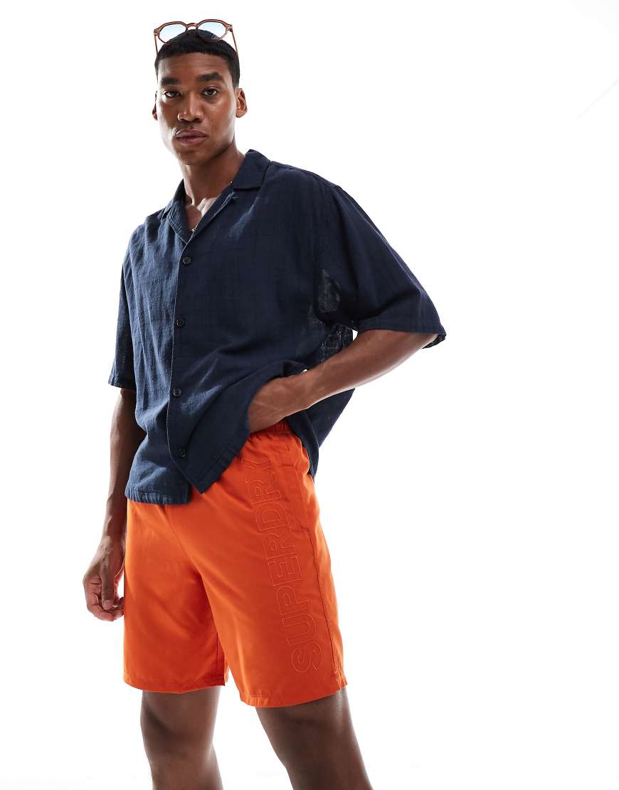 Superdry - Premium - Bestickte Badeshorts in Rust Orange, 17 Zoll Schrittlänge von Superdry