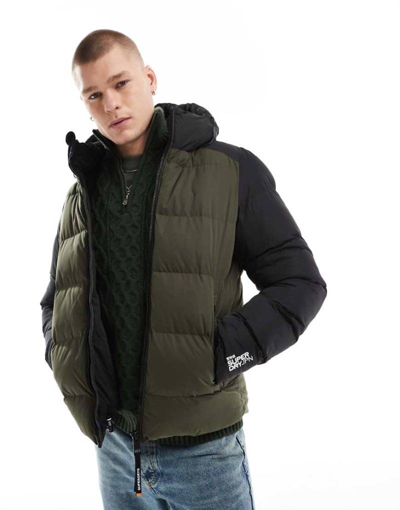 Superdry - Puffer-Sportjacke in Schwarz mit Kapuze von Superdry