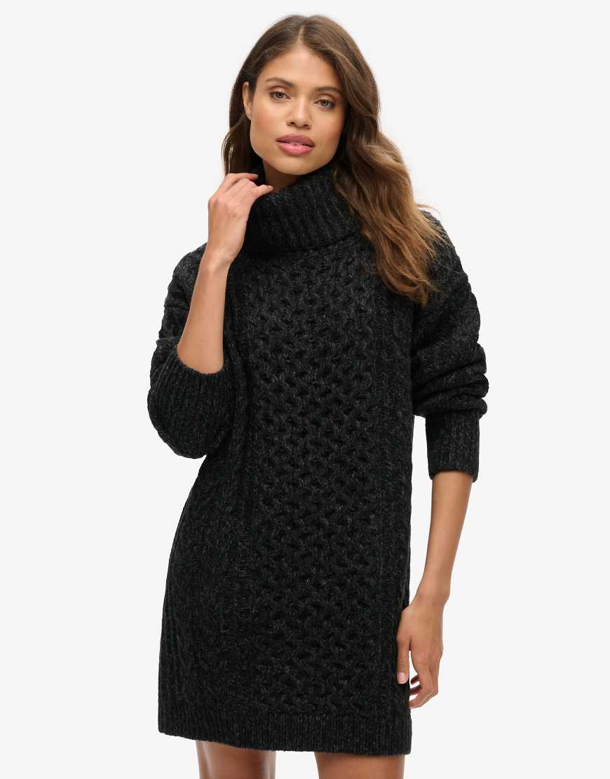 Superdry - Pulloverkleid in meliertem Schwarz mit Zopfmuster und Rollkragen von Superdry