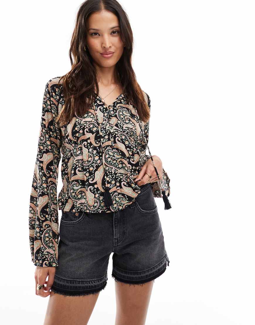 Superdry - Shorts in verwaschenem Roseland-Schwarz mit mittelhohem Bund und abgeschnittenem Bein Superdry - Shorts in verwaschenem Roseland-Schwarz mit mittelhohem Bund und abgeschnittenem Bein von Superdry