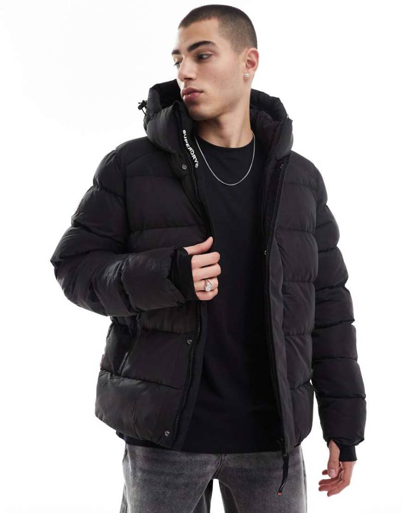 Superdry - Sport-Steppjacke aus Mikrofaser in Schwarz mit Kapuze von Superdry