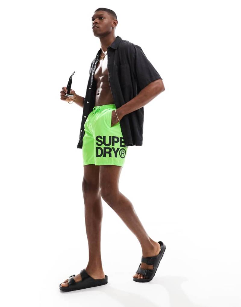 Superdry - Sportswear - Badeshorts in Neongrün mit Logo und 43 cm Länge von Superdry