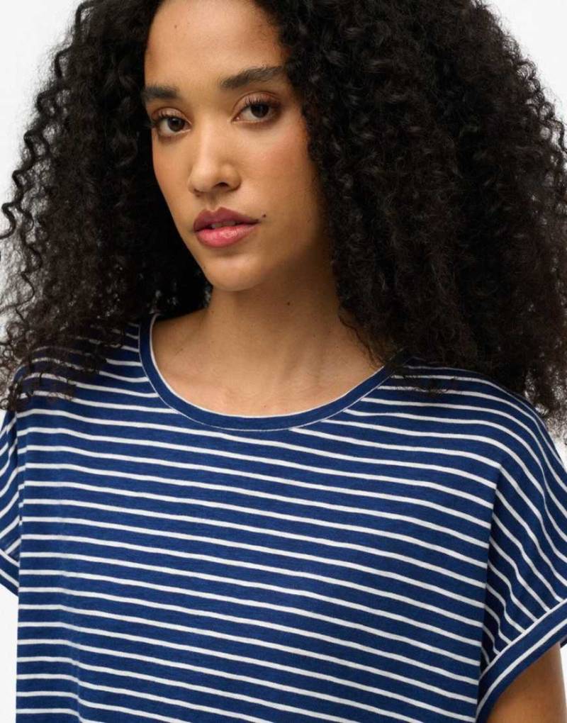 Superdry - Studios - Lockeres, gestreiftes T-Shirt in Marineblau/optischem Weiß von Superdry