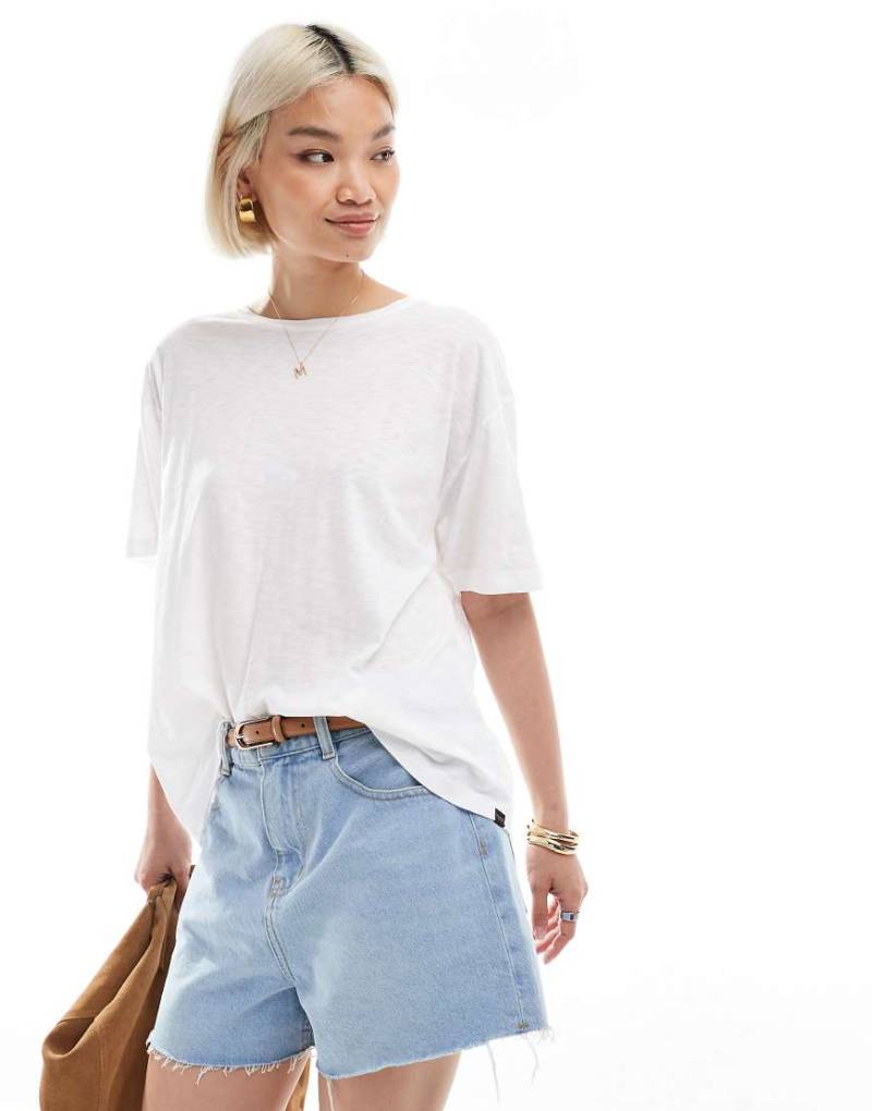 Superdry - T-Shirt in Optischweiß mit tief angesetzten Schultern von Superdry