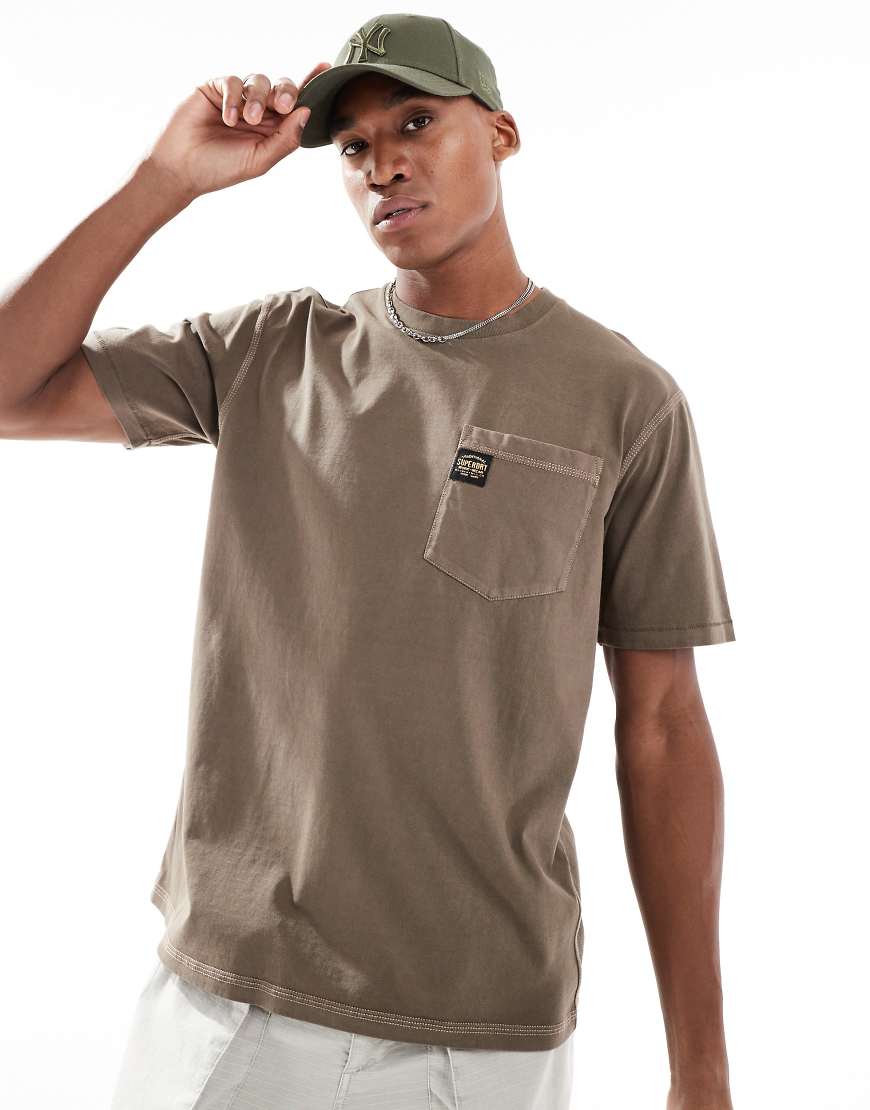 Superdry - T-Shirt in verwaschenem Morchelbraun mit Kontrastnaht und Brusttasche von Superdry