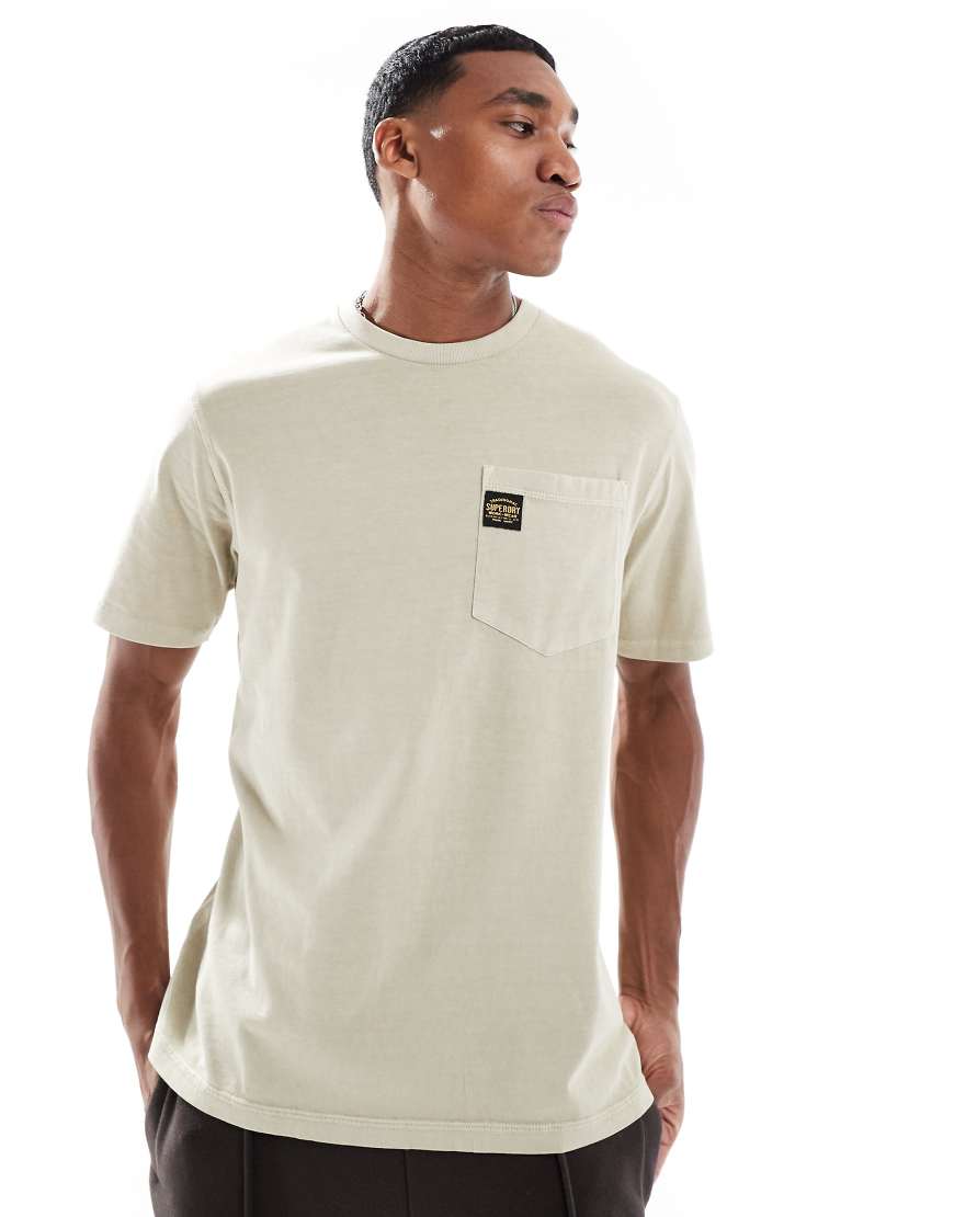 Superdry - T-Shirt in verwaschenem Pelikan-Beige mit Kontrastnaht und Brusttasche-Neutral von Superdry