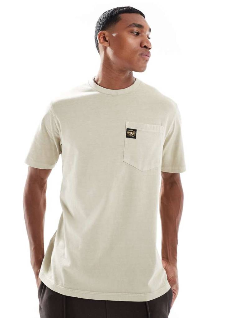 Superdry - T-Shirt in verwaschenem Pelikan-Beige mit Kontrastnaht und Brusttasche-Neutral von Superdry