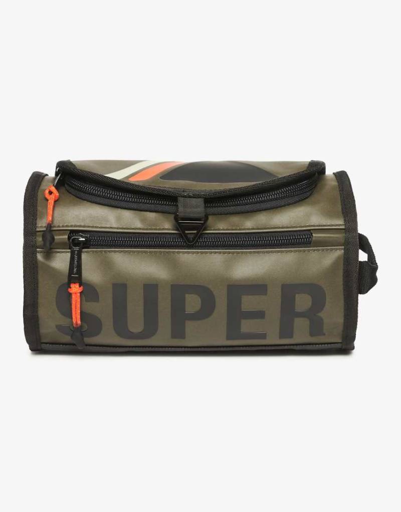 Superdry - Tarp - Kulturbeutel in Surplus-Goods-Olivgrün von Superdry