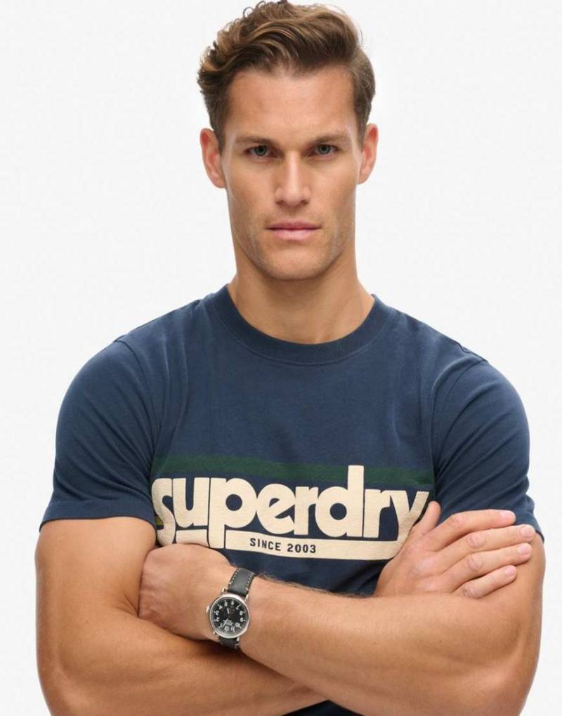 Superdry - Terrain - T-Shirt in Eclipse-Marineblau mit Streifen-Logo Superdry - Terrain - T-Shirt in Eclipse-Marineblau mit Streifen-Logo von Superdry