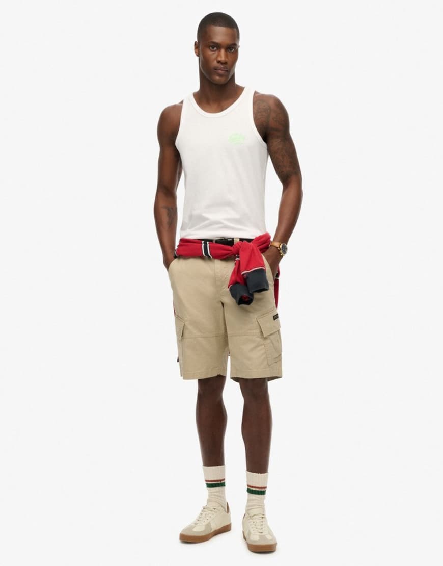 Superdry - Trägertop in optischem Weiß mit kontrastierendem Schriftzug von Superdry