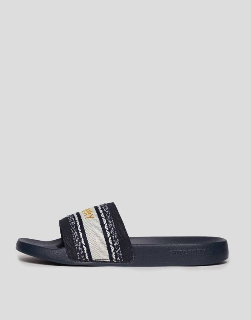 Superdry - Veganfreundliche Pool-Slider aus Webmaterial in tiefstem Marineblau von Superdry