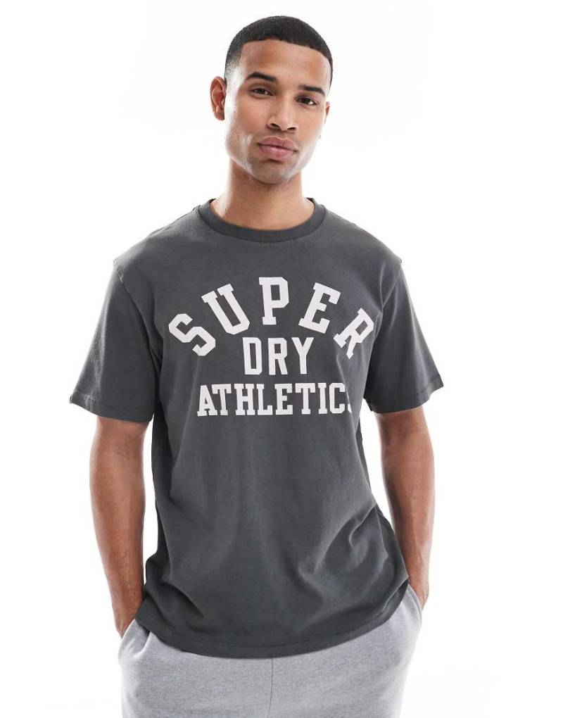Superdry Vintage - Athletic Essential - T-Shirt in Anthrazit mit Print-Grau Superdry Vintage - Athletic Essential - T-Shirt in Anthrazit mit Print-Grau von Superdry