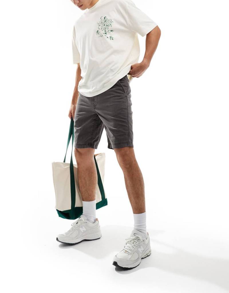 Superdry - Vintage International - Shorts in verwaschenem Grau von Superdry