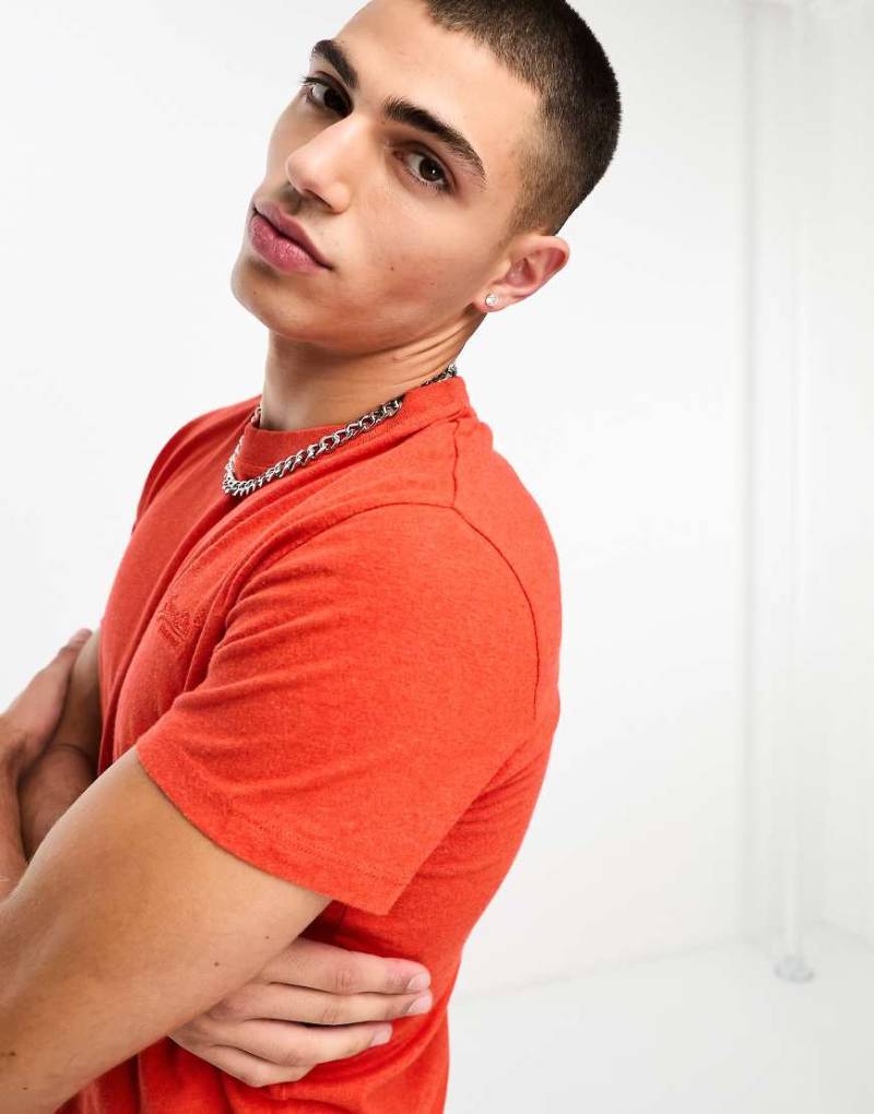 Superdry - Vintage - T-Shirt in Orange mit aufgesticktem Logo von Superdry