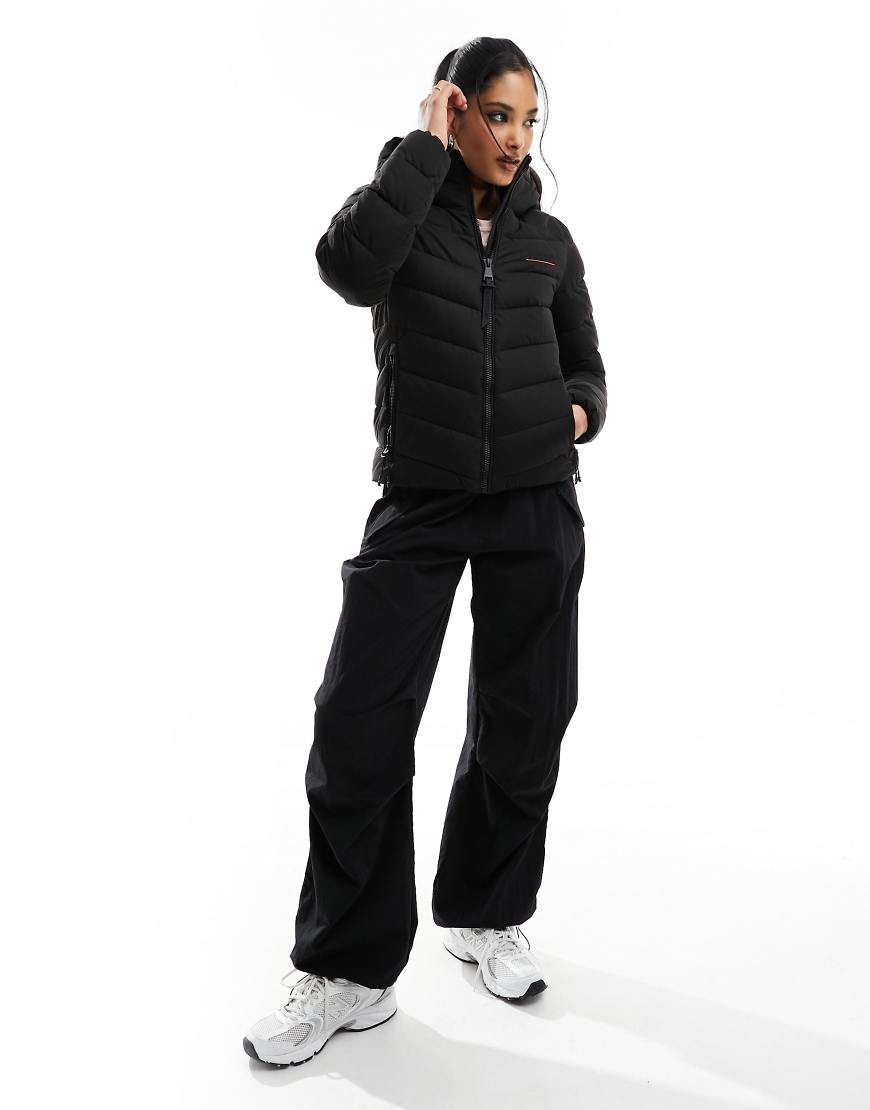 Superdry - Wattierte Jacke aus Mikrofaser in Schwarz mit Kapuze von Superdry