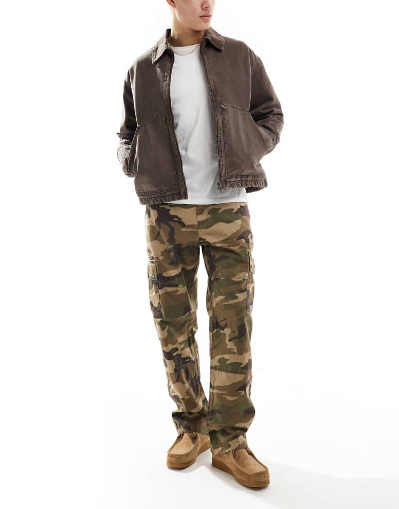 Superdry - Weite Cargohose aus Baumwolle mit US-Military-Muster-Braun von Superdry