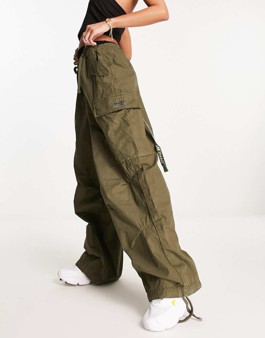 Superdry - Weite Vintage-Fallschirmhose in Khaki-Grün von Superdry