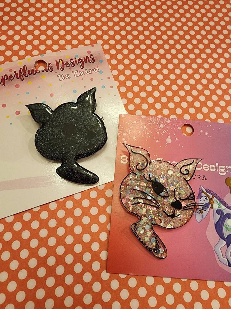 Resin Beschichtete Retro Glitzer Winking Kitty Brosche Resin Beschichtete Retro Glitzer Winking Kitty Brosche von SuperfluousDesign