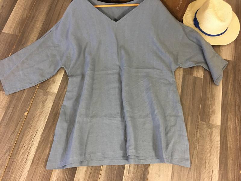 Natürliche Graue Leinentunika, Graues Oberteil, Damenbekleidung in Übergröße, Versandfertig von SuperiorCustomLinens