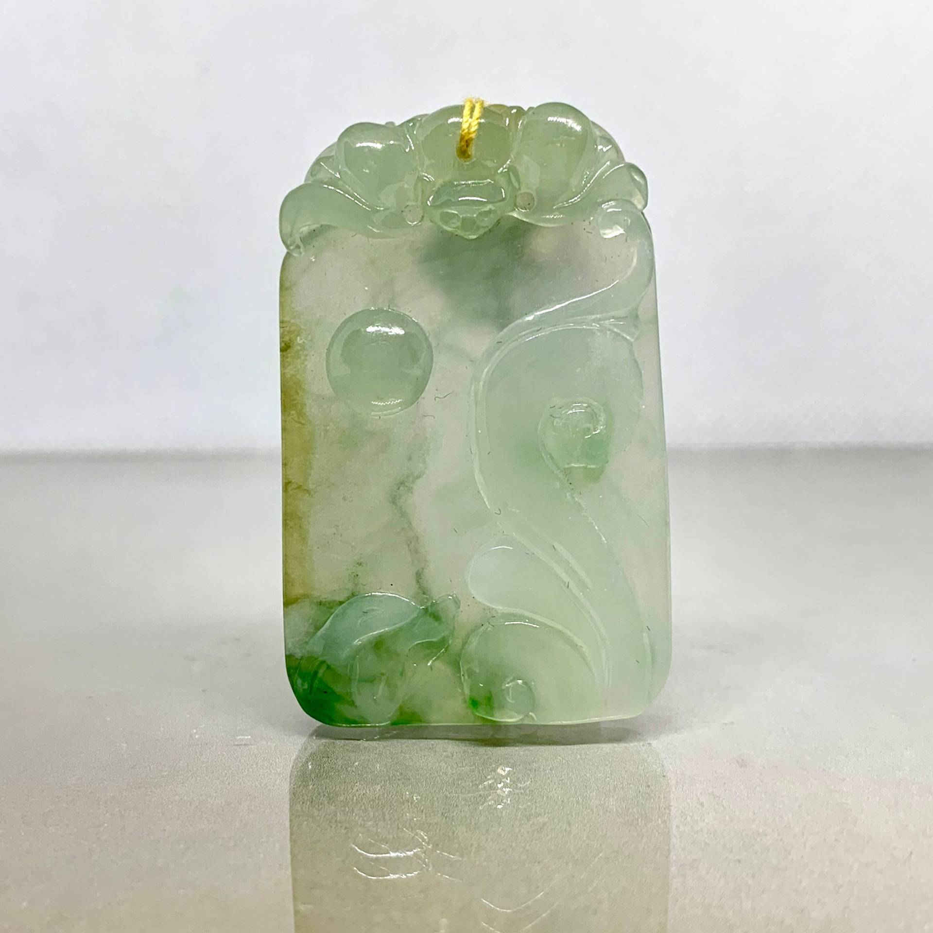 Natürliche Eisige Grüne Jadeit Jade A Grade Handmade Geschnitzt Mit Bat Und Ruyi Anhänger 48mm | L 31mm | B 5mm | T L1888-012 von Superjadelite
