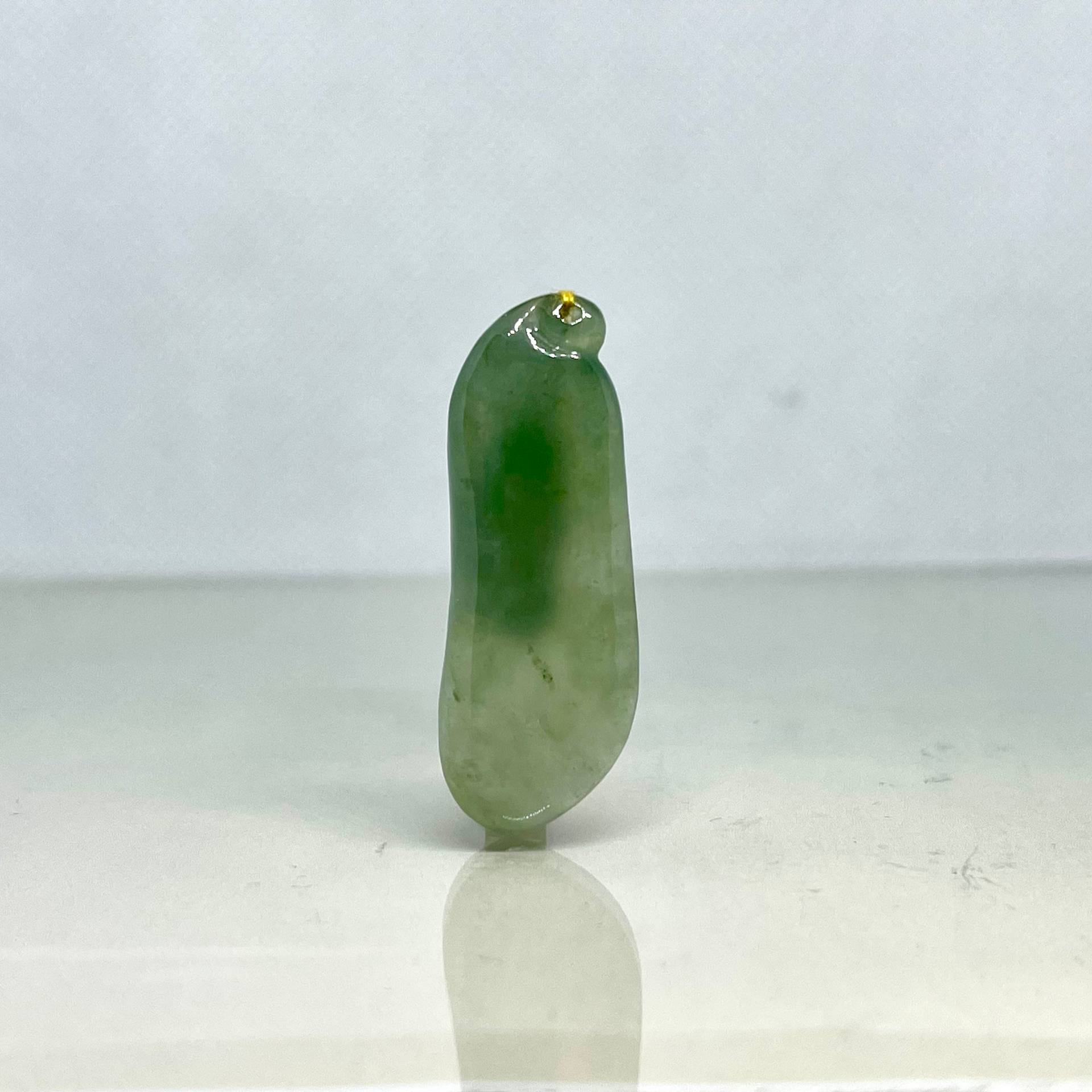 Natürliche Eisige Grüne Jadeit-Jade A-Grade-Handgemacht Geschnitzt Mit Squash-Anhänger Ul111121-81 44mm | L 16mm | B 6mm | T von Superjadelite