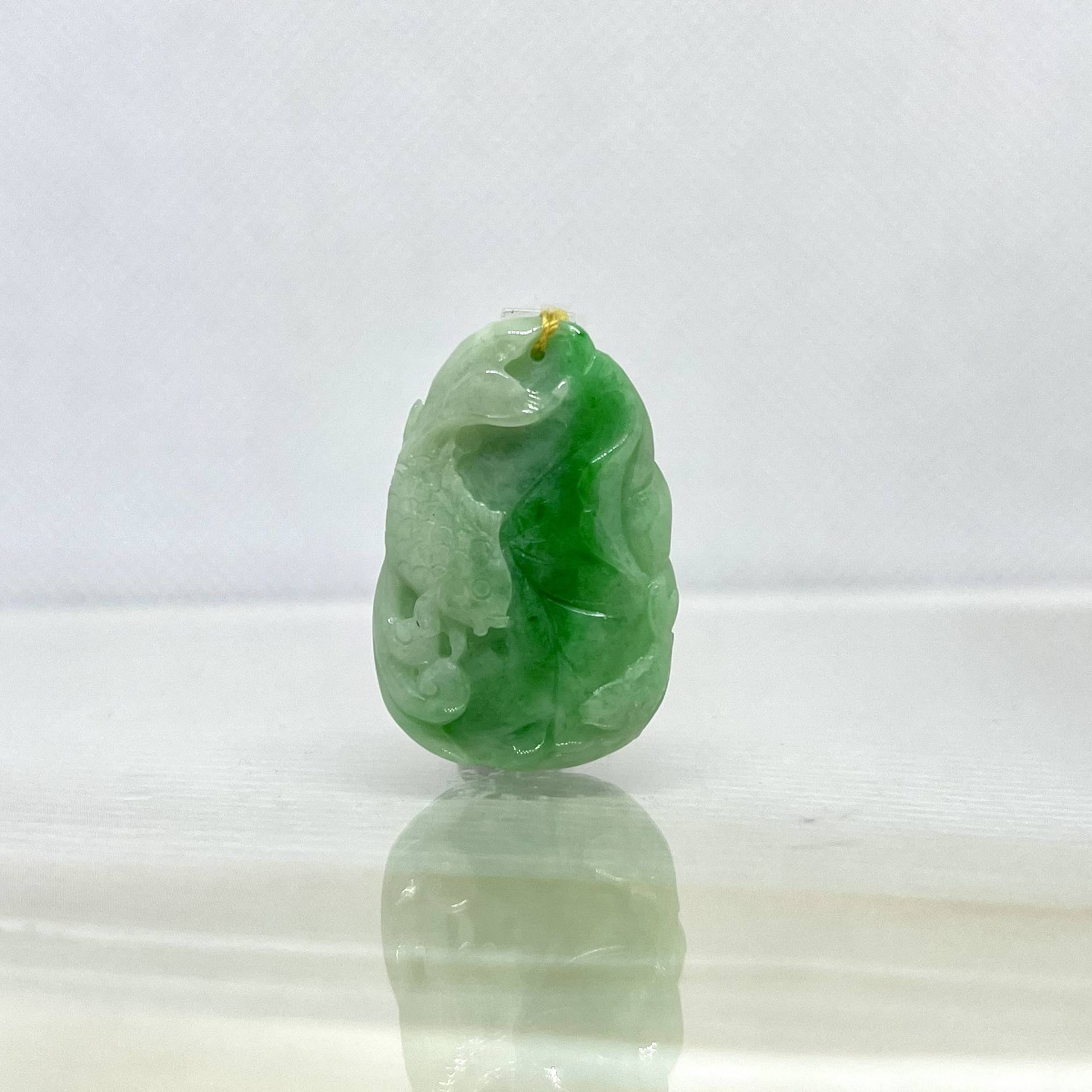 Vintage Apfelgrün Jadeit Jade A Grade Handmade Geschnitzt Mit Koi Fisch Und Lotus Anhänger 32mm | L 22mm | B 9mm | T Ul021822-20 von Superjadelite