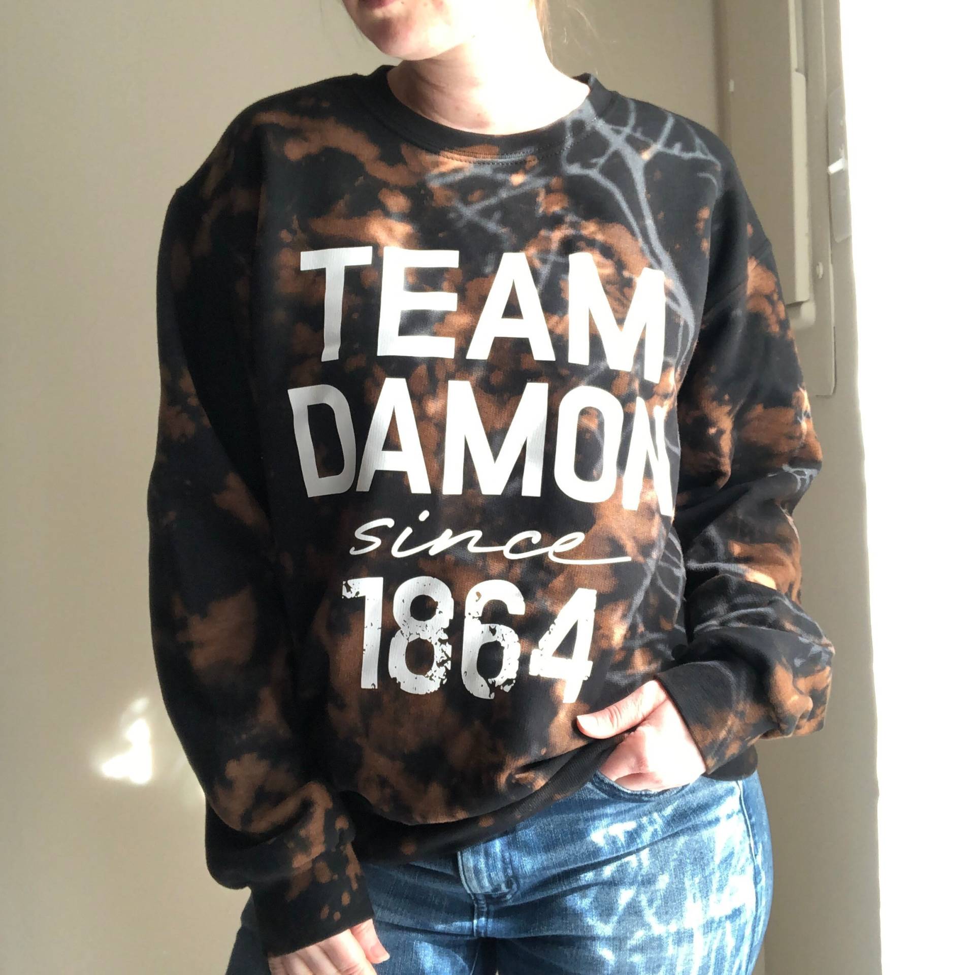 Team Damon Seit 1864 Schwarzes Gebleichtes Sweatshirt - Vampir von Superluckydesigns