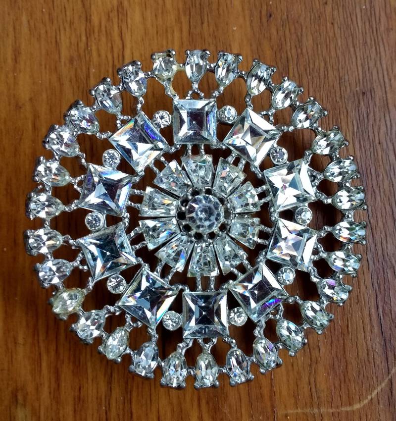 Klare Strass Vintage Brosche Elegante Fassung Klare Strass Vintage Brosche Elegante Fassung von Supermooninpisces