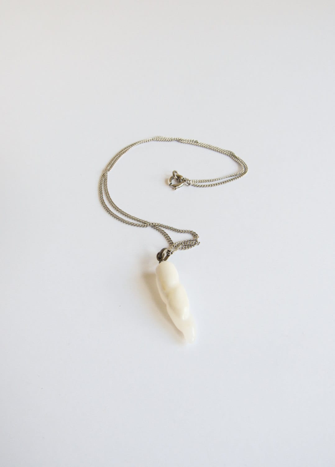 Achat Geschnitzte Horn Vintage Halskette Auf Silberfarbene Kette Achat Geschnitzte Horn Vintage Halskette Auf Silberfarbene Kette von SurLhistoire