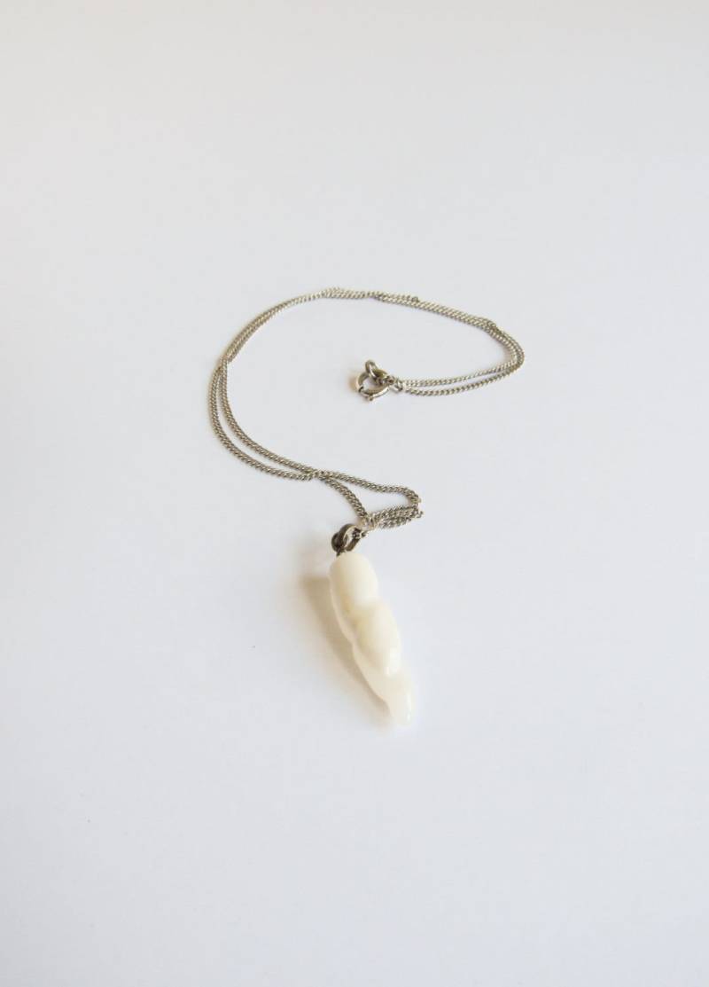 Achat Geschnitzte Horn Vintage Halskette Auf Silberfarbene Kette von SurLhistoire