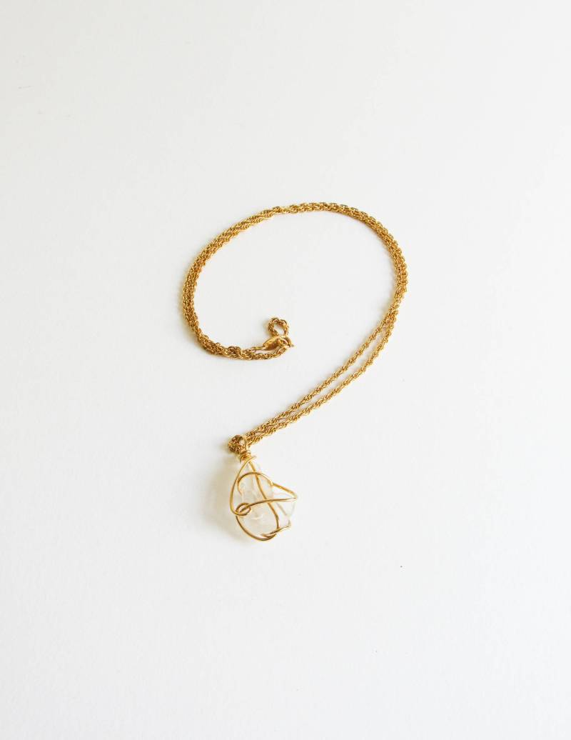 Extra Lange Quarz-Punkt-Halskette Vintage Cageed Stone-Goldton Extra Lange Quarz-Punkt-Halskette Vintage Cageed Stone-Goldton von SurLhistoire