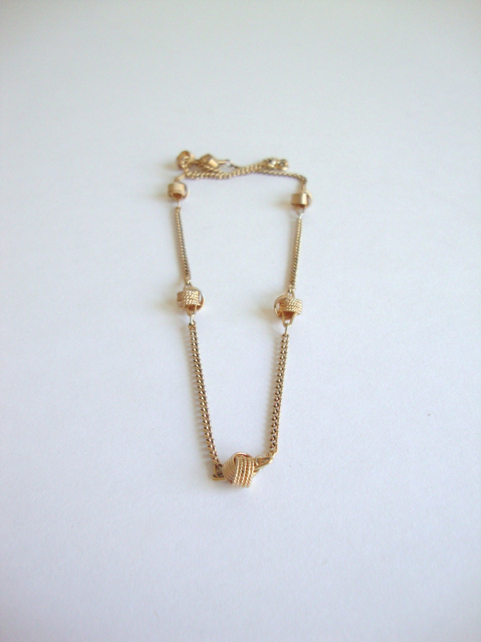Love Knot Halskette Knots Vintage Gold Ton Avon Unendlichkeit Geknotete Halskette Love Knot Halskette Knots Vintage Gold Ton Avon Unendlichkeit Geknotete Halskette von SurLhistoire