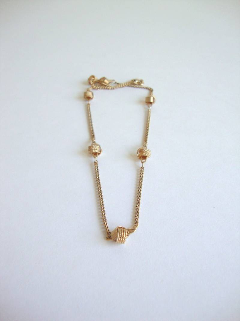 Love Knot Halskette Knots Vintage Gold Ton Avon Unendlichkeit Geknotete Halskette Love Knot Halskette Knots Vintage Gold Ton Avon Unendlichkeit Geknotete Halskette von SurLhistoire