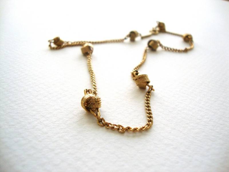 Love Knot Halskette Knots Vintage Gold Ton Avon Unendlichkeit Knoten Geknotete Halskette Love Knot Halskette Knots Vintage Gold Ton Avon Unendlichkeit Knoten Geknotete Halskette von SurLhistoire