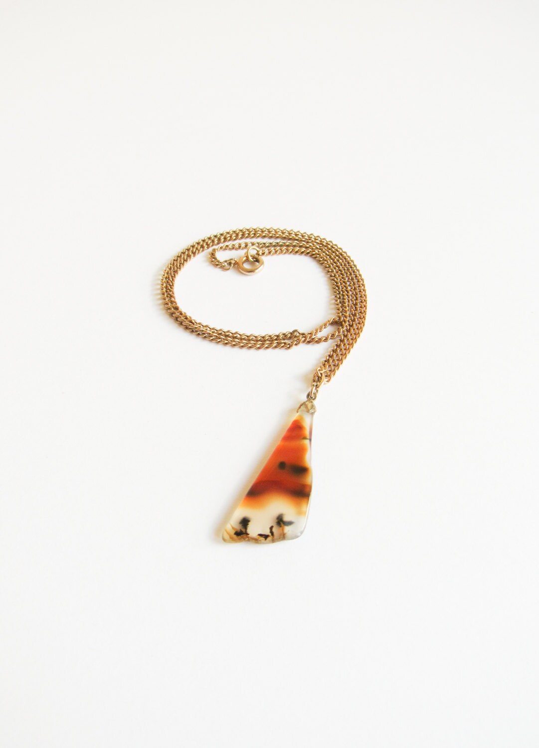 Moosachat Vintage Halskette Mit Dreieckigem Anhänger An Goldfarbener Kette Moosachat Vintage Halskette Mit Dreieckigem Anhänger An Goldfarbener Kette von SurLhistoire