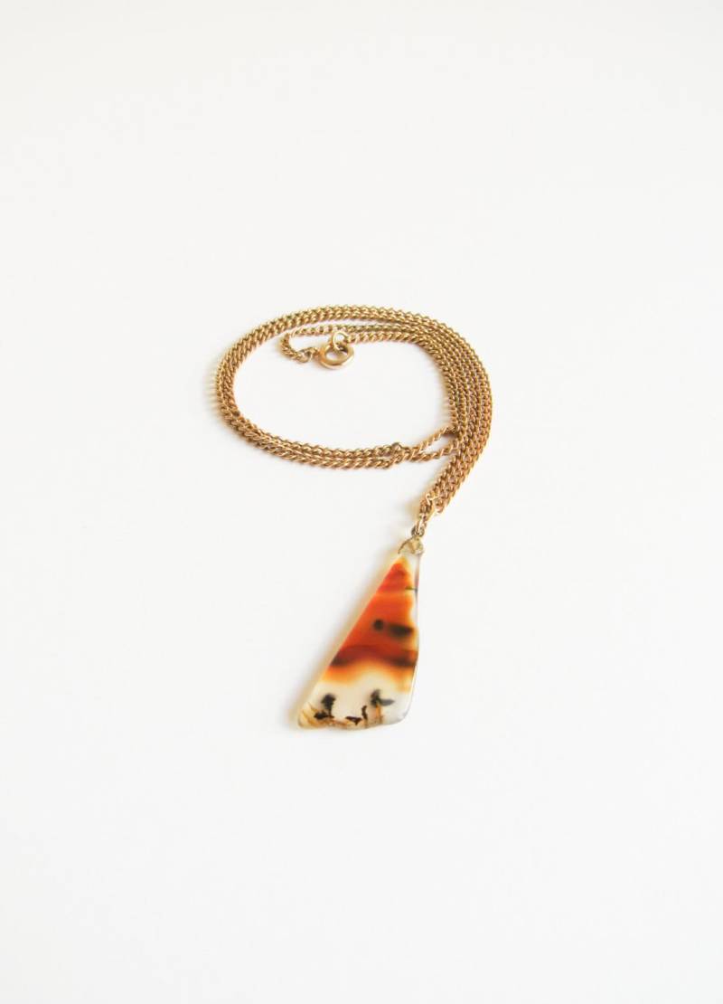 Moosachat Vintage Halskette Mit Dreieckigem Anhänger An Goldfarbener Kette Moosachat Vintage Halskette Mit Dreieckigem Anhänger An Goldfarbener Kette von SurLhistoire